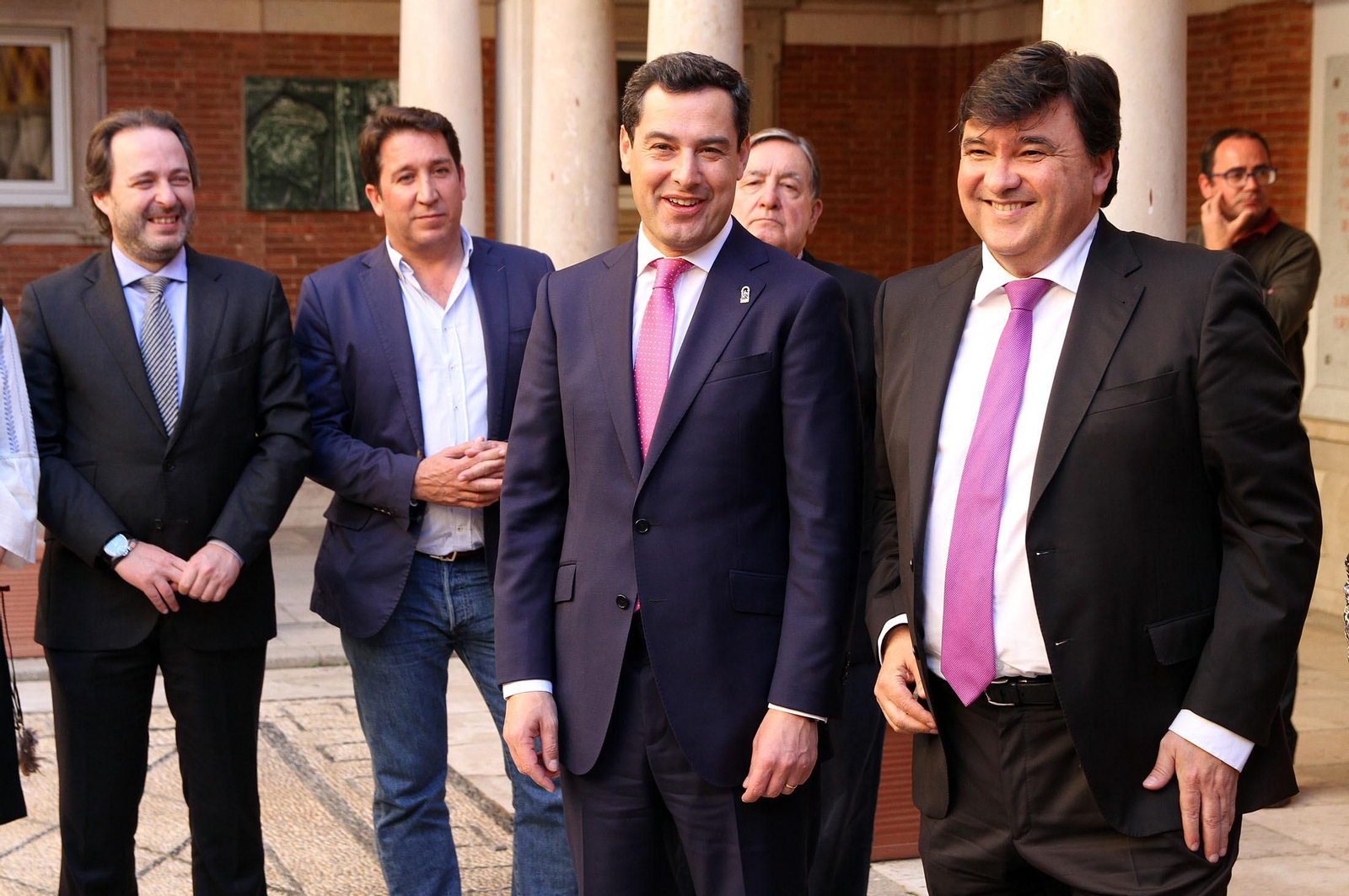 Juanma Moreno se reúne con Gabriel Cruz en el Ayuntamiento, en imágenes