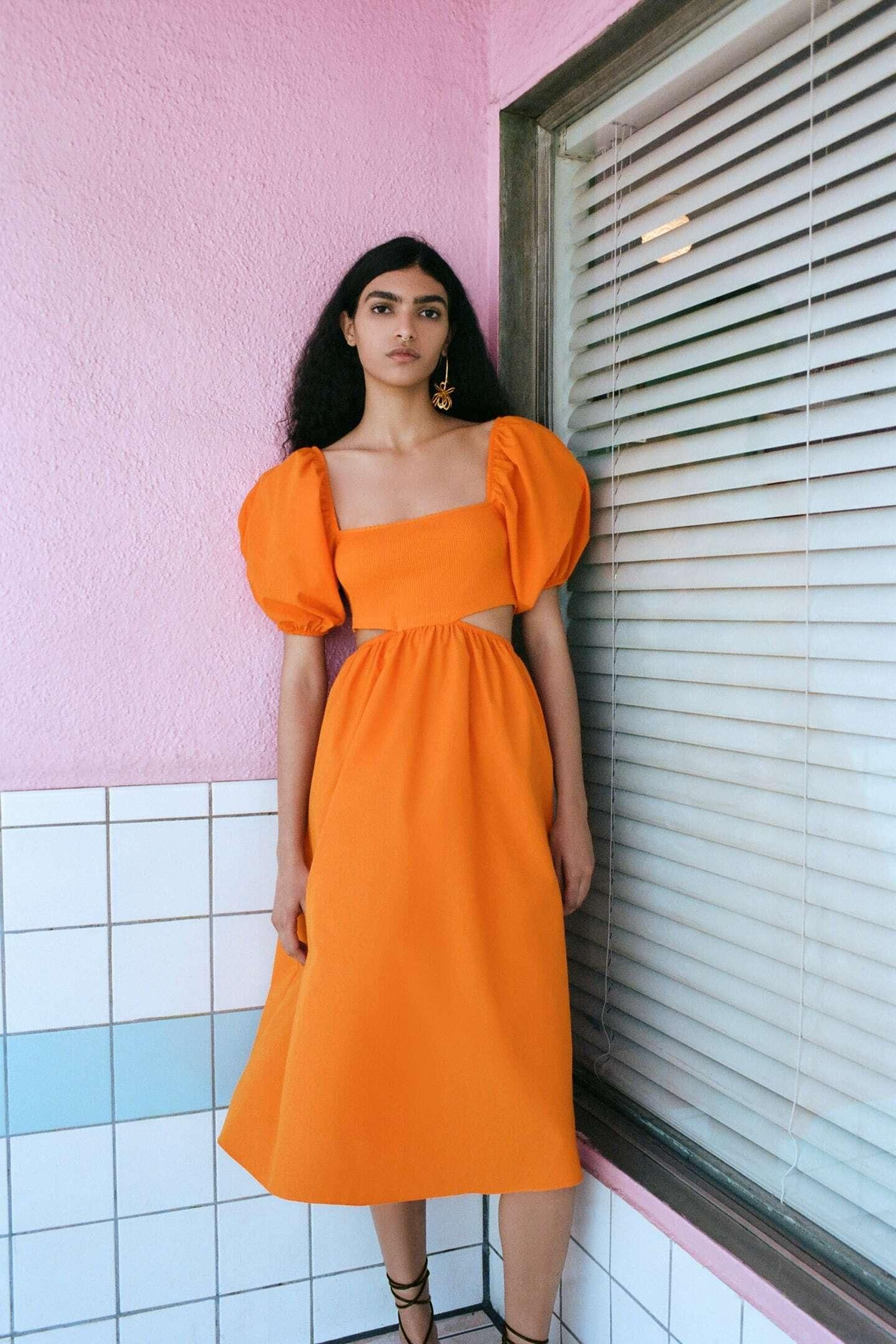 Vestido naranja cut out con mangas globo de Zara. Vestido naranja cut out con mangas globo de Zara.