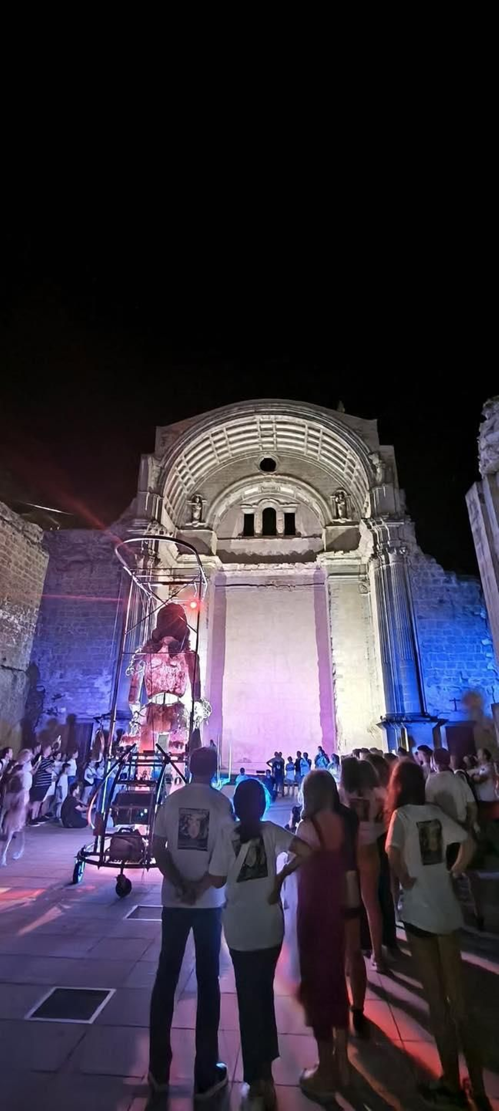 Visitantes en las ruinas de la Iglesia de Santa María de Gracia durante la Noche de la Tragantía 2025.