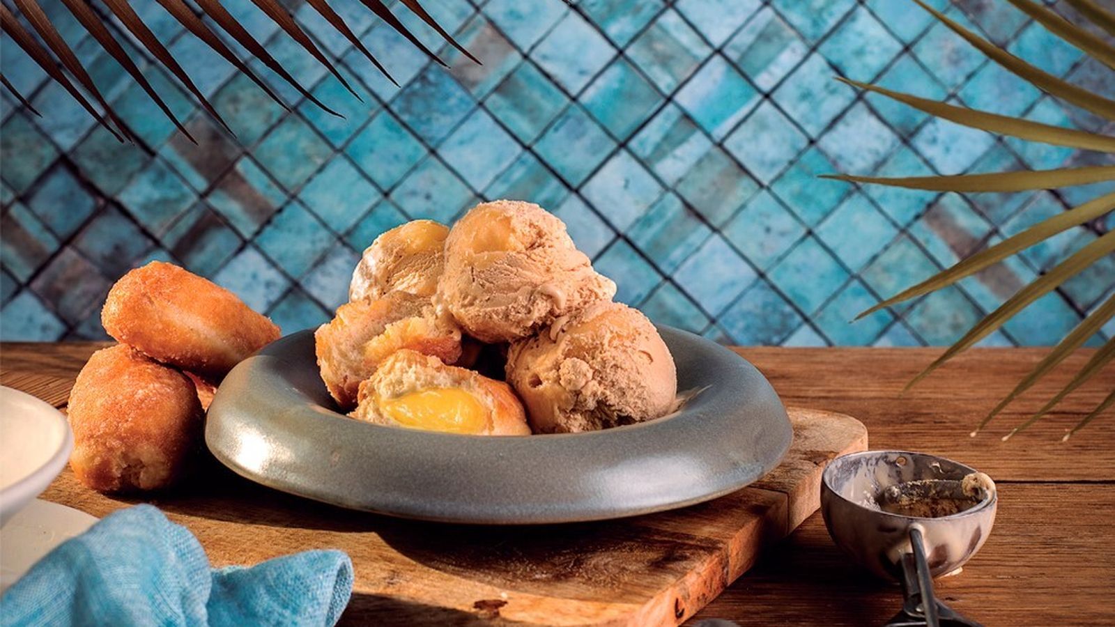 La heladería ofrece una gran variedad de helados.