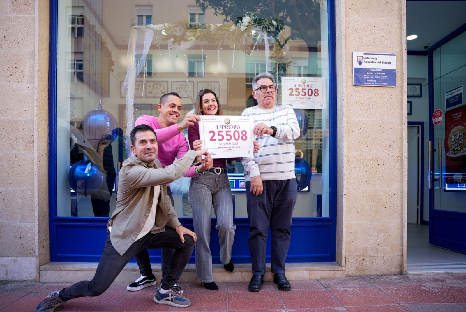 La lluvia de millones de la Lotería de Navidad llega a Roquetas, Las Norias, Las Cabañuelas y a Almería, en fotos