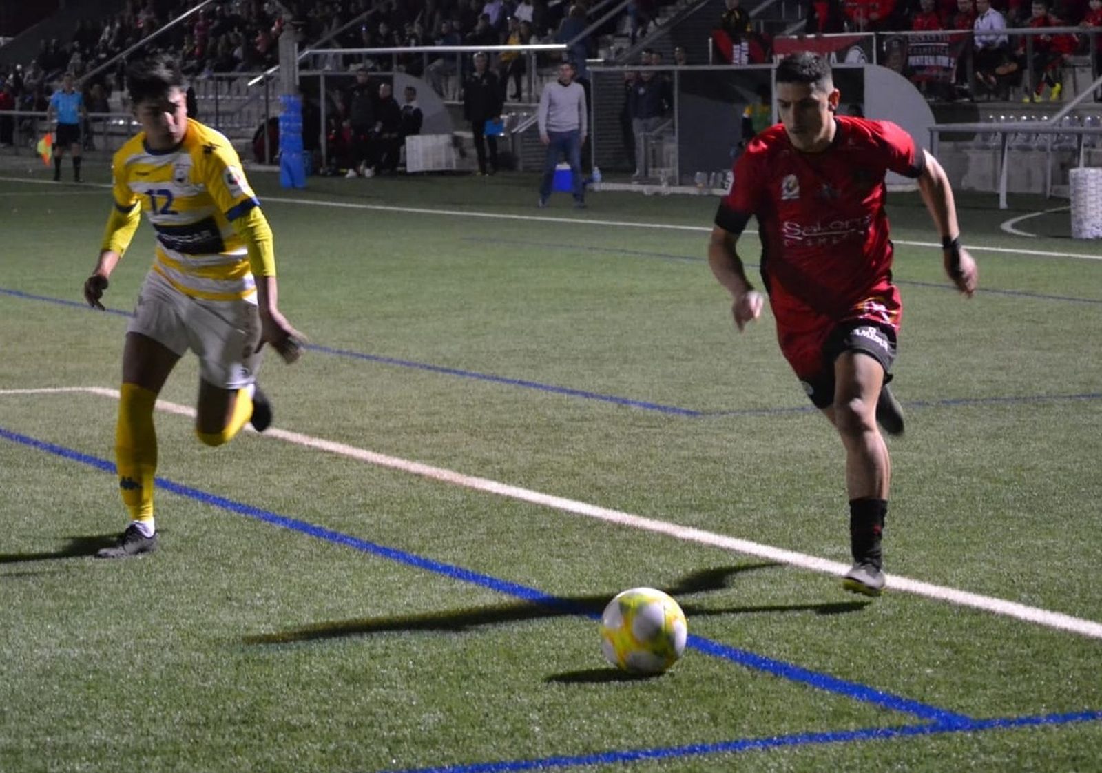 El jugador del Salerm Marwan trata de escapar de la presión de un jugador del Coria.