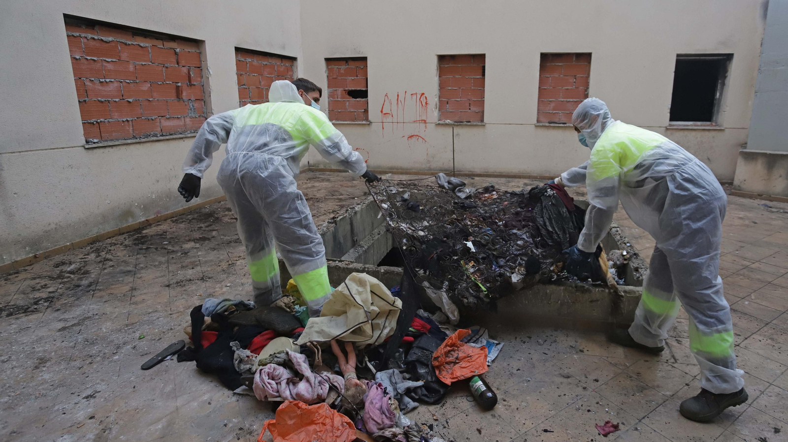 Fotos de las tareas de limpieza del edificio okupa en El Secano