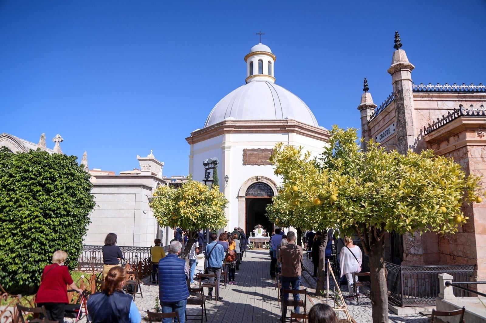 Misa celebrada a las puertas de la capilla del cementerio de San Miguel.