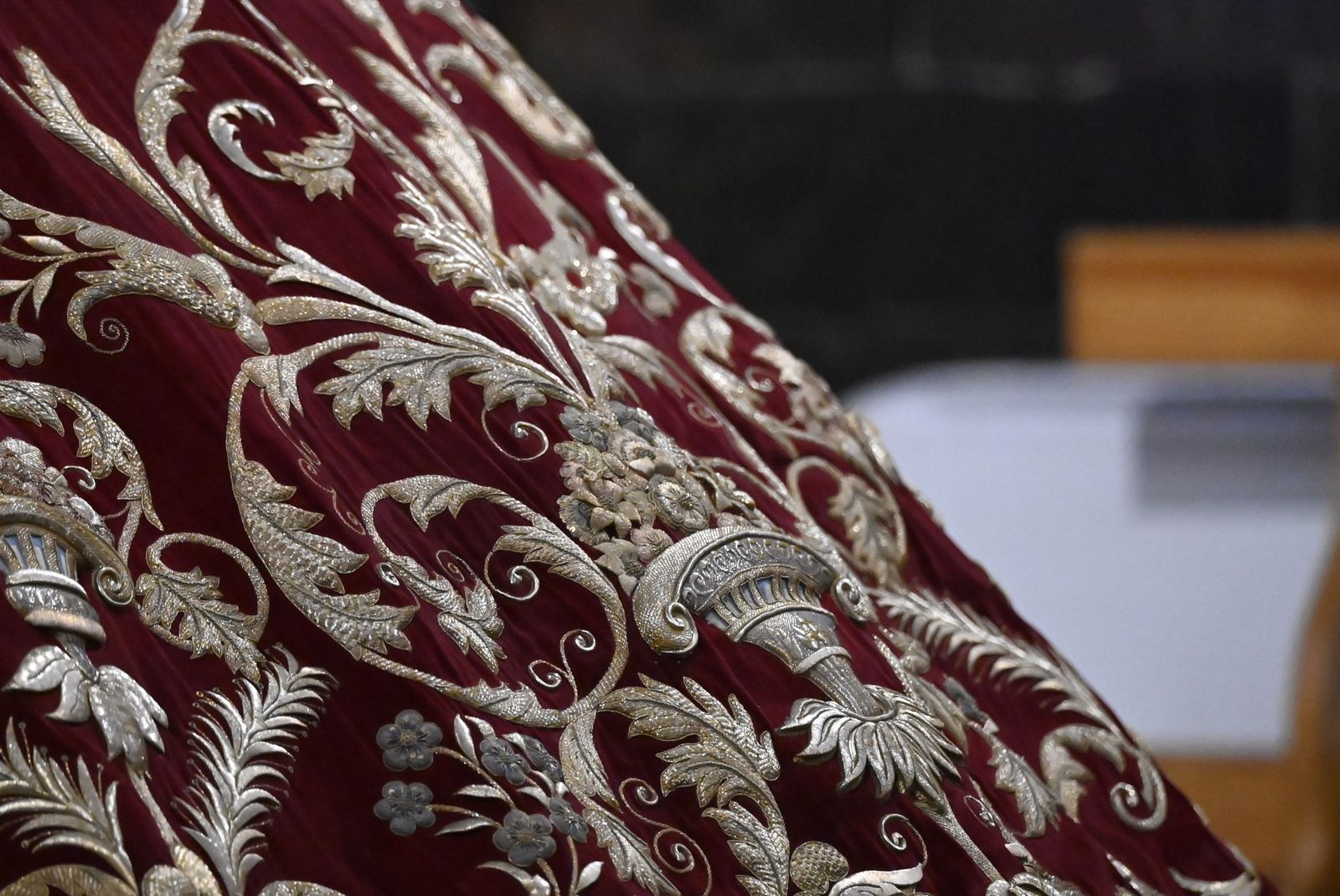 Las fotos de la presentación del manto de la Reina de los Mártires de Córdoba tras su restauración