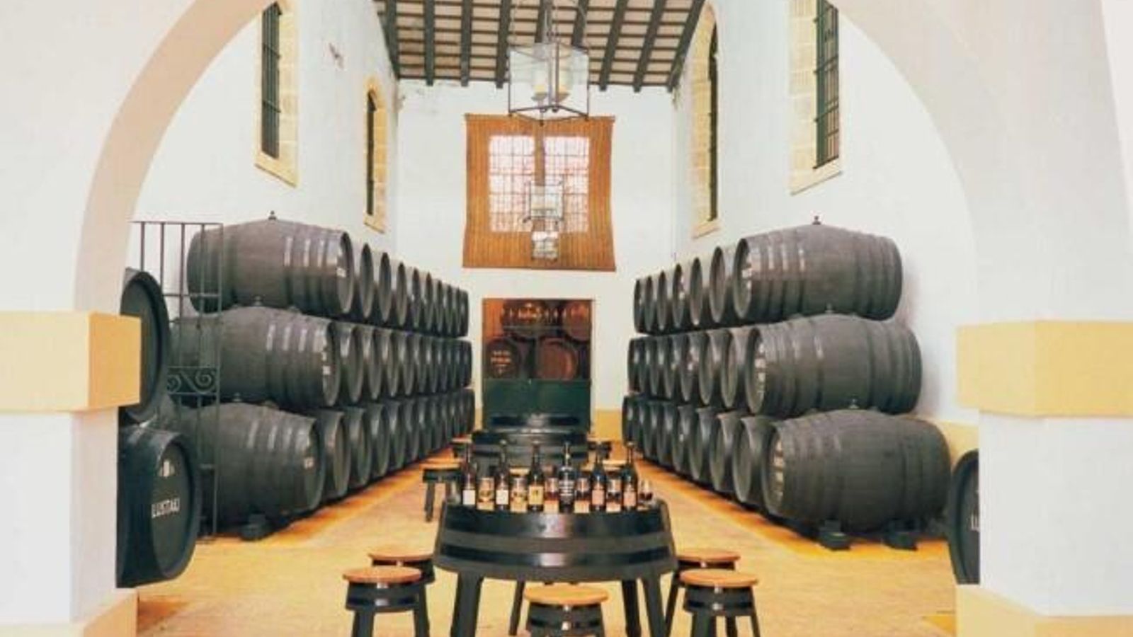 Vinos dispuestos para una cata en Bodegas Lustau.
