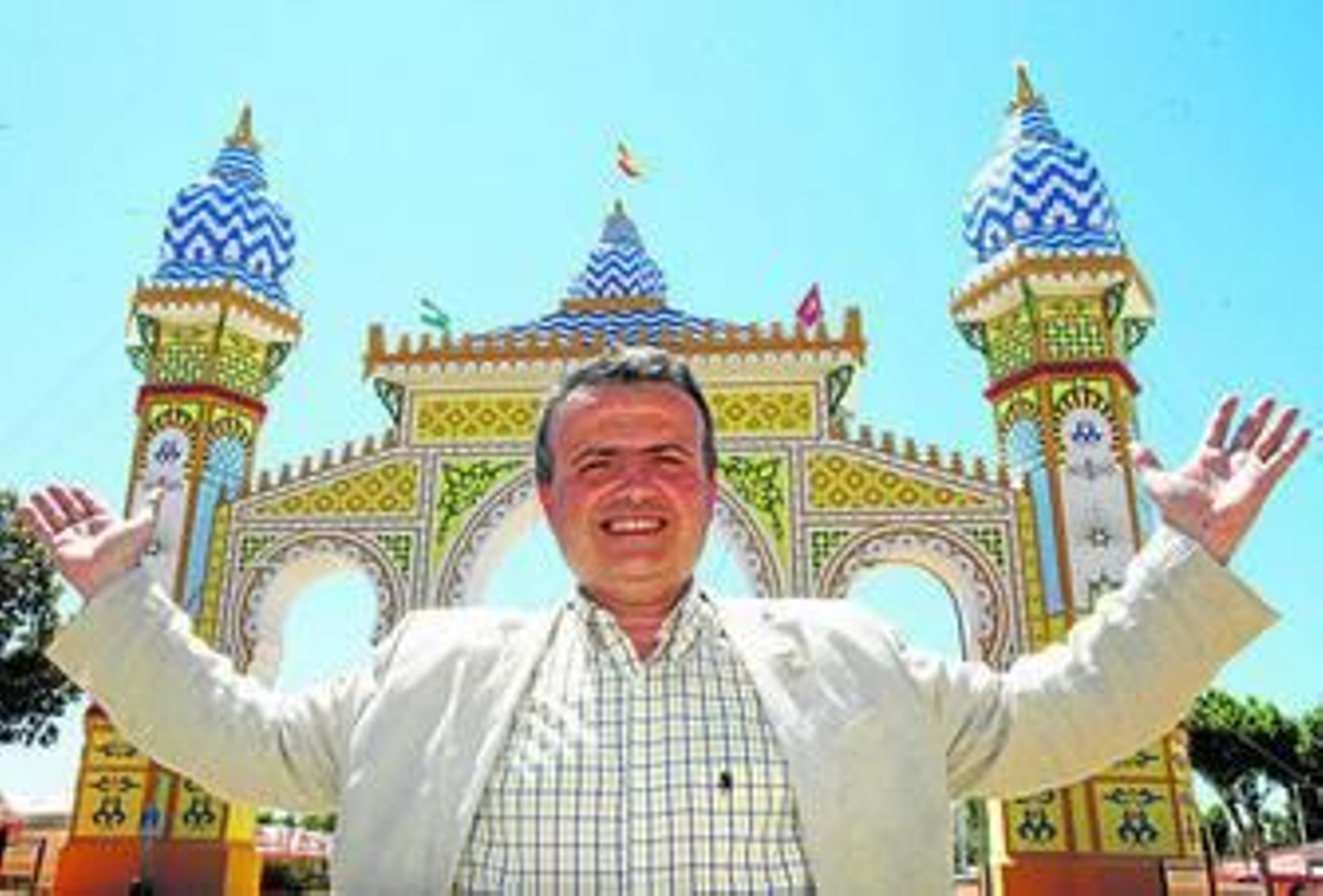El arquitecto técnico Gregorio Esteban, diseñador de la portada de la Feria 2014, delante de su creación en el barrio de Los Remedios.