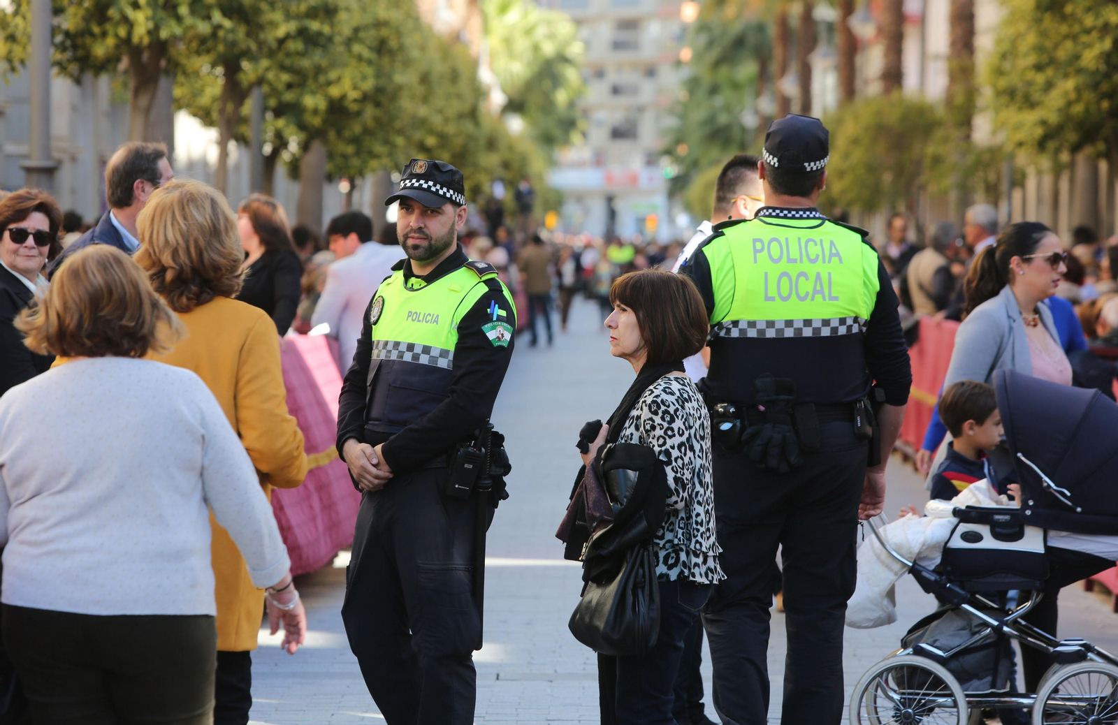 Ambiente  para recibir a la Legión en las calles de Huelva