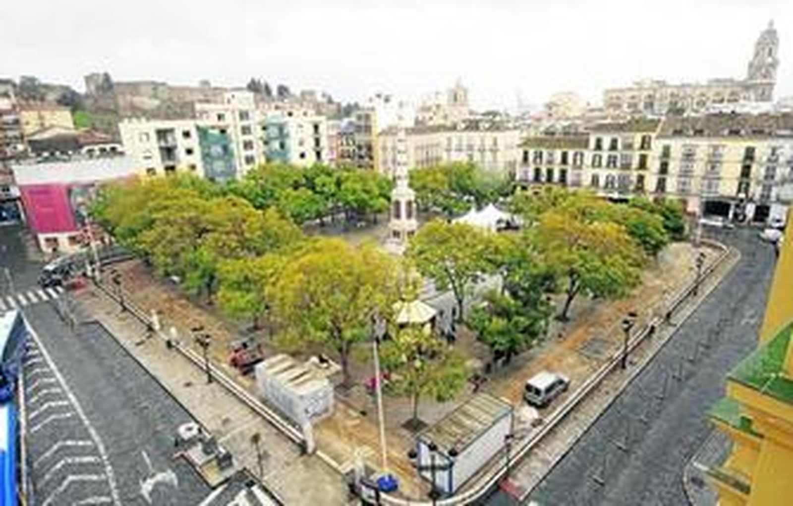 Vista de la Plaza de la Merced y, en el lateral sur, de la manzana de los antiguos cines Astoria y Victoria.