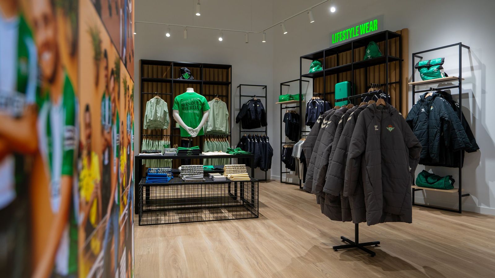 Una de las imágenes de la tienda del Betis en Lagoh
