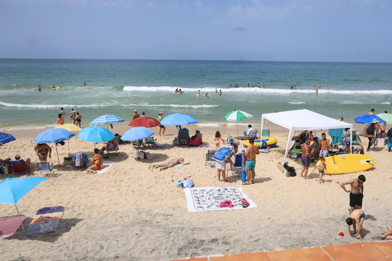 Imágenes del ambiente en las playas de Huelva