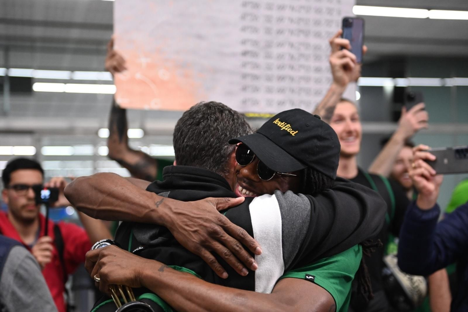 Júbilo en la llegada del Unicaja al aeropuerto