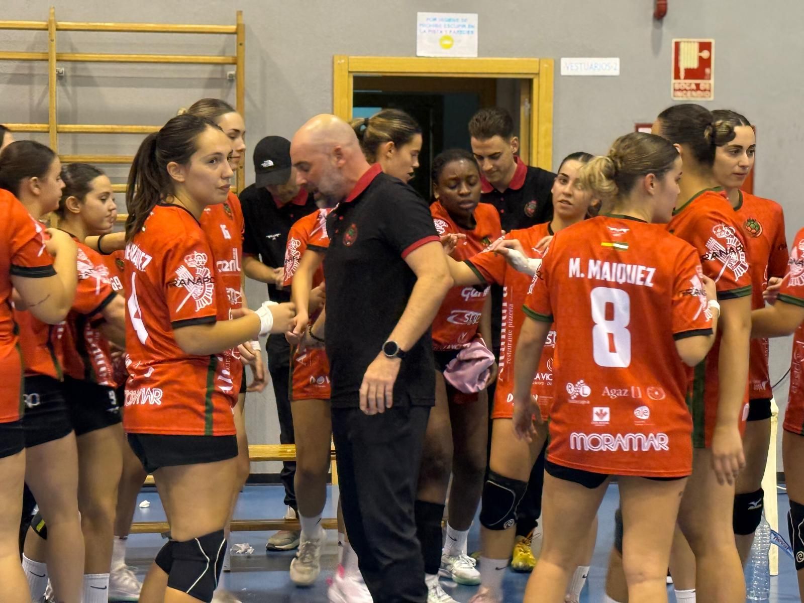 Pablo Perea, entrenador del BM Granada, dando instrucciones a sus jugadoras.