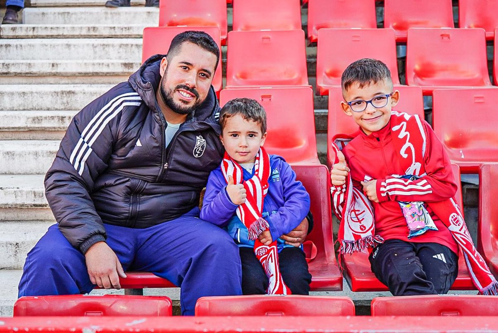 Encuéntrate en el recibimiento al Granada y en la grada de Los Cármenes