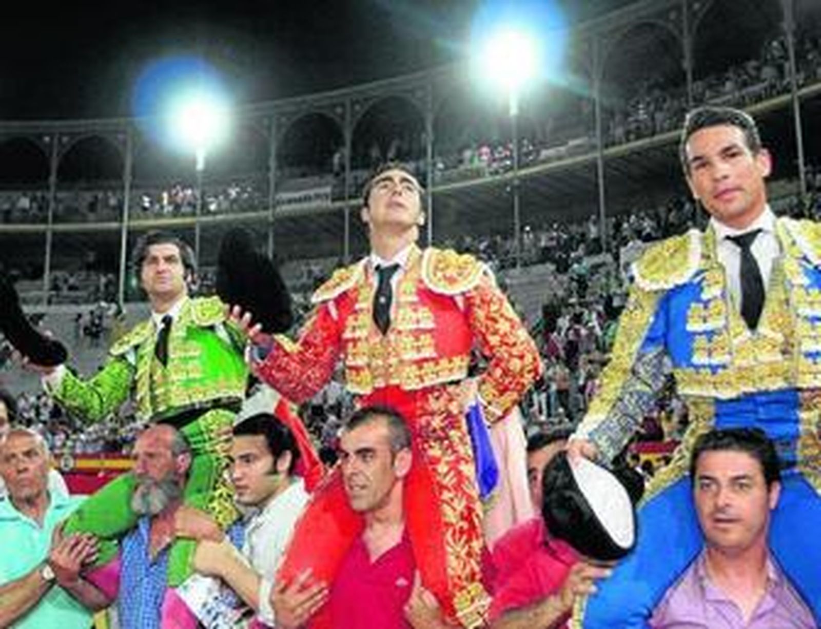 Morante, El Fandi y Manzanares, en la salida a hombros ayer de la plaza de toros de Granada.