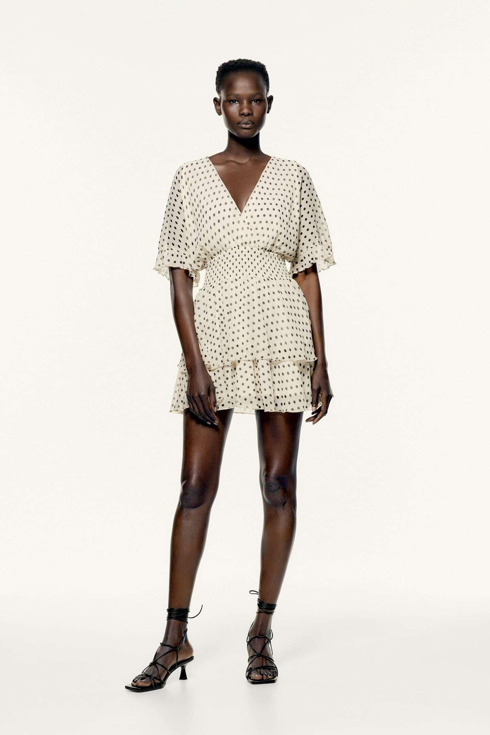 Vestido de lunares corto de Zara. Vestido de lunares corto de Zara.