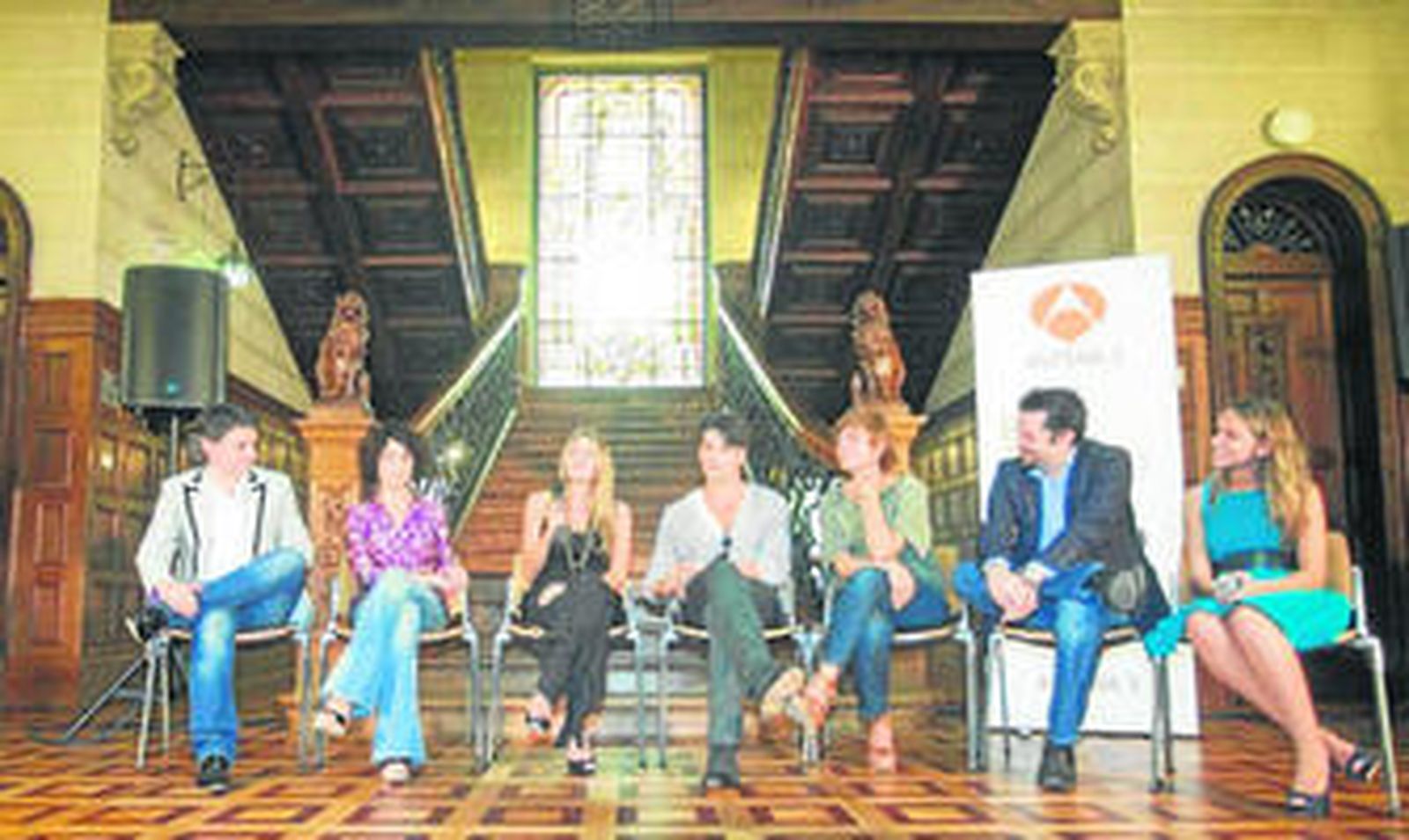 Rueda de prensa que ofreció ayer Antena 3 con los actores de 'Gran Hotel' en el FesTVal de Vitoria.