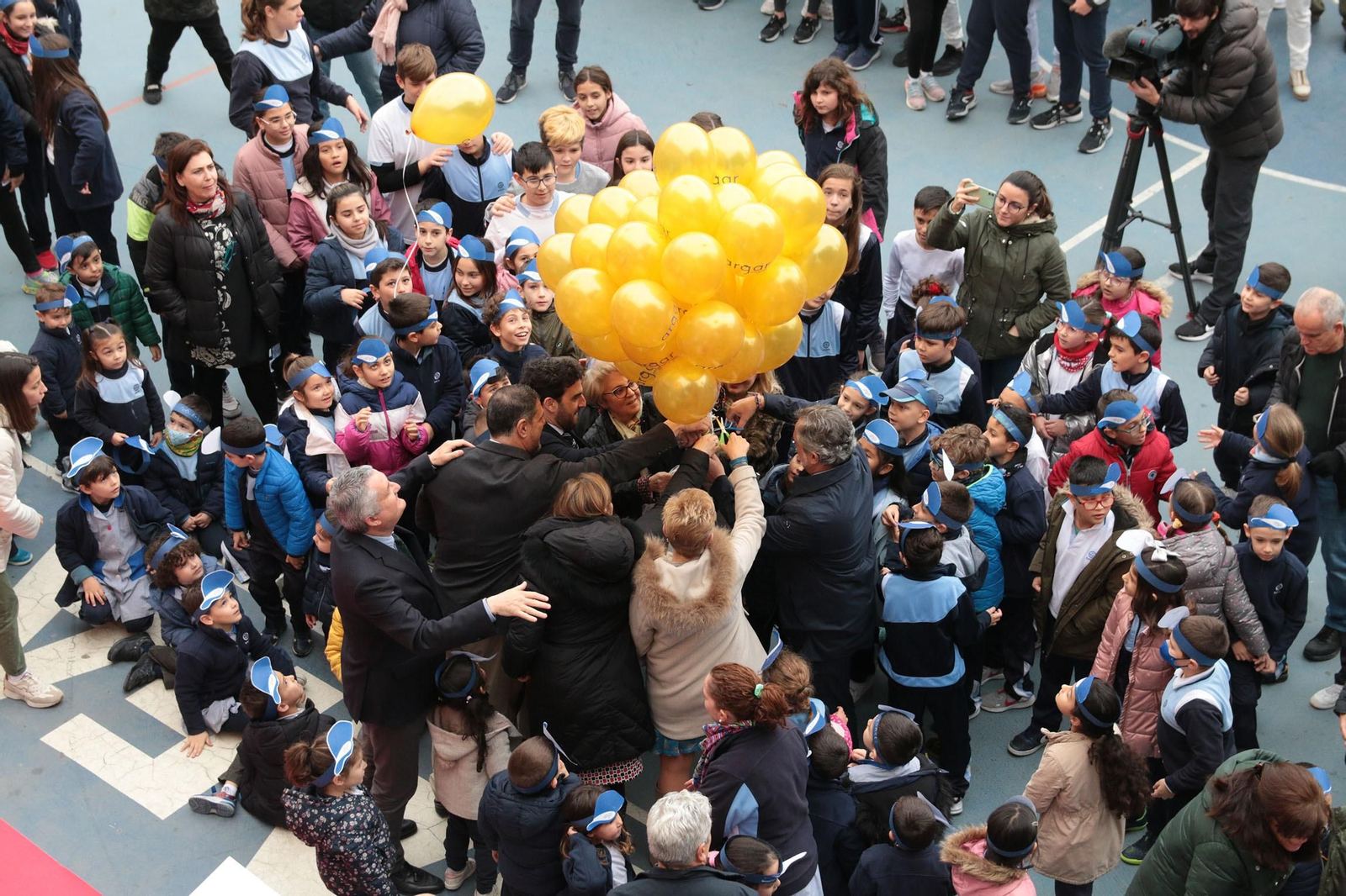 ARGAR lanza al aire globos amarillos en homenaje a los niños con cáncer