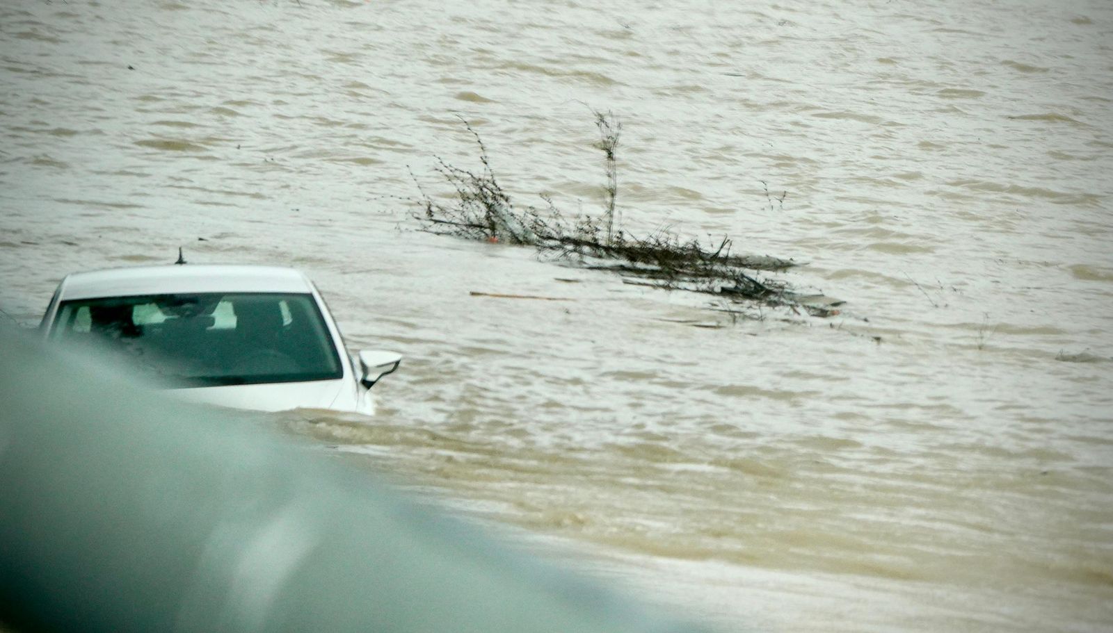 Imagen de un vehículo casi sumergido por la crecida del Guadalete, este jueves.