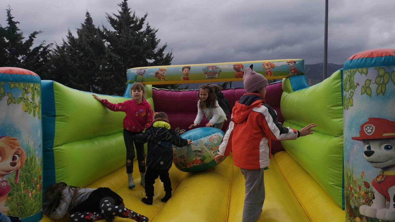 Los pequeños recién llegados jugando.