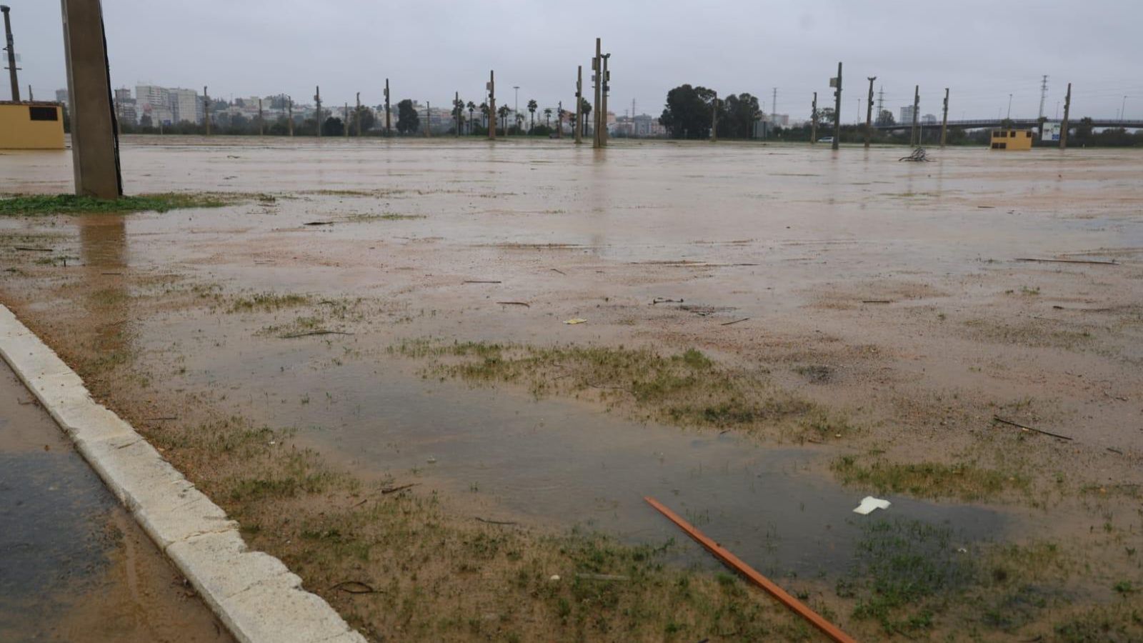 Aspecto que luce el recinto Colombino este viernes por las lluvias.