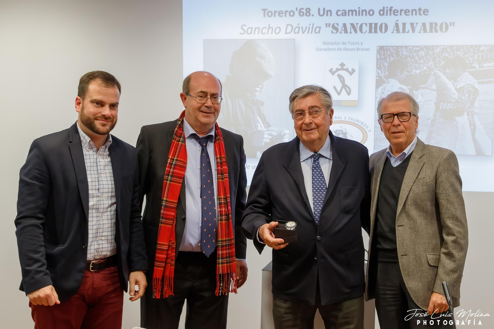 Miembros del Foro, con su presidente a la cabeza, entregan un recuerdo a Sancho Dávila.