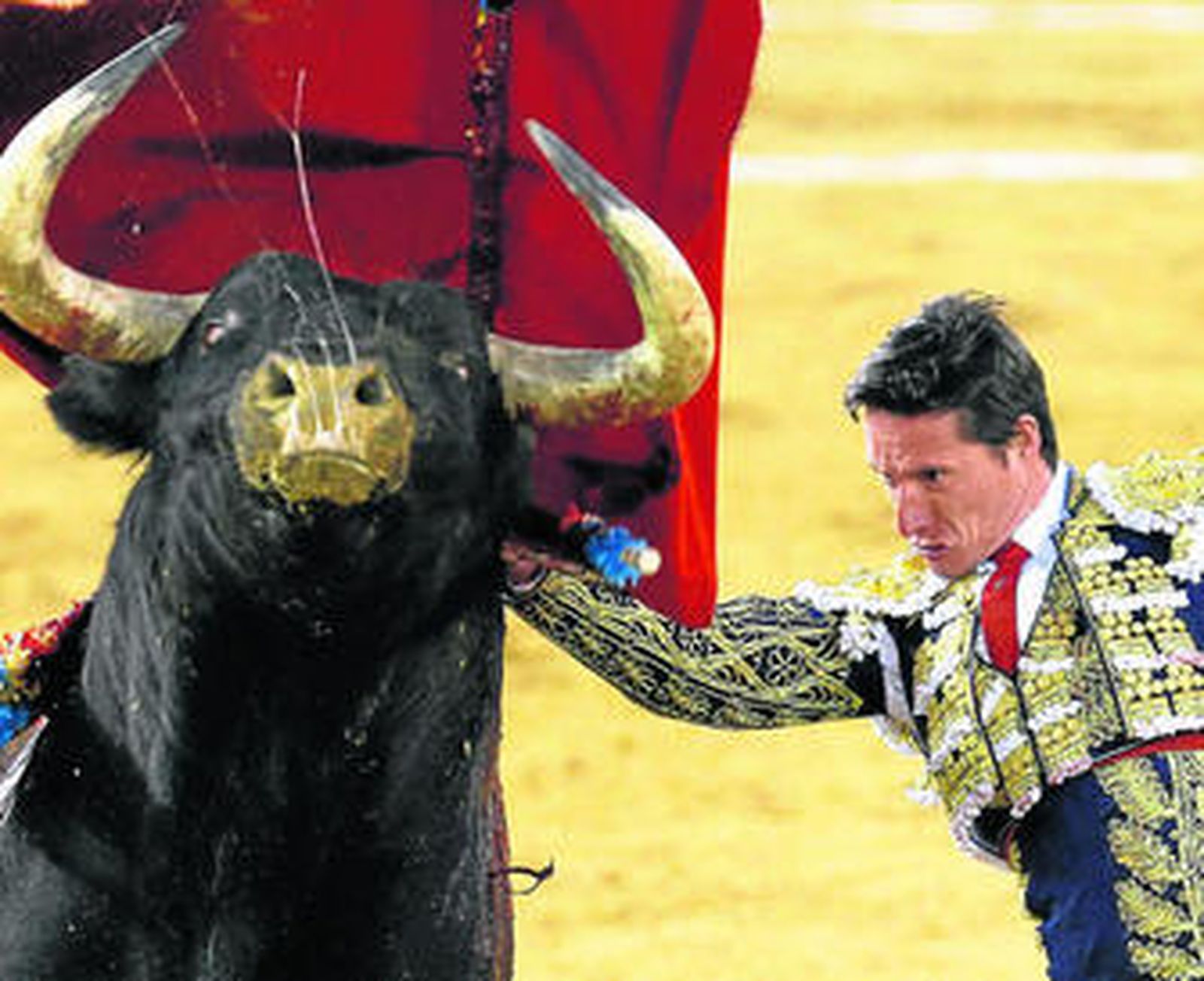 Diego Urdiales, cara a cara con su segundo astado, ayer en la plaza de toros de Valencia.