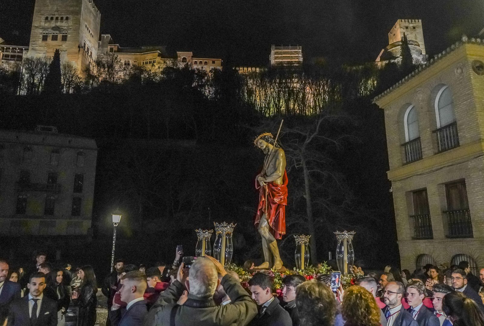 El Señor de la Sentencia, en vía crucis, a los pies de la Alhambra
