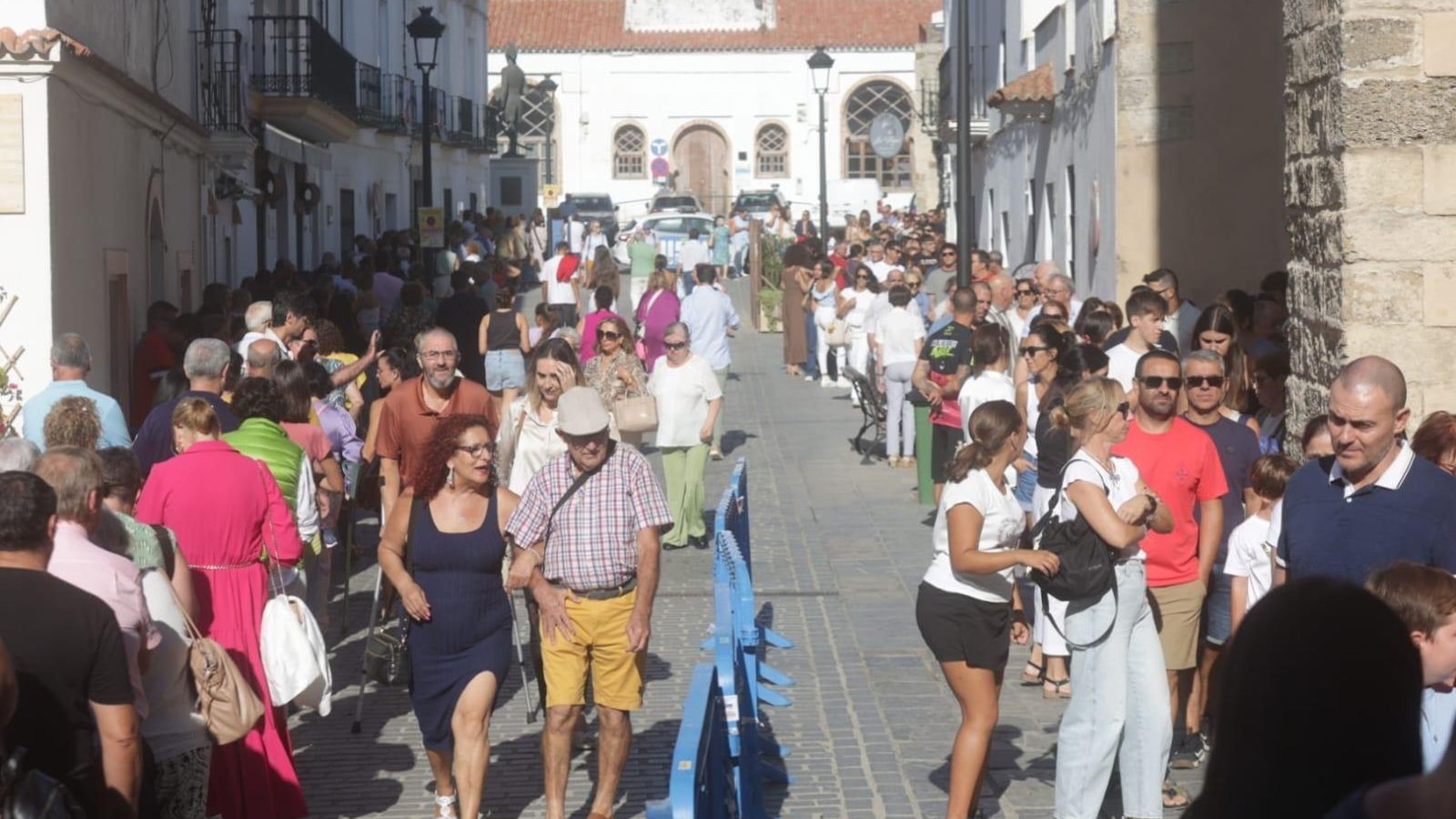 La fila de devotos para pasar bajo el manto.