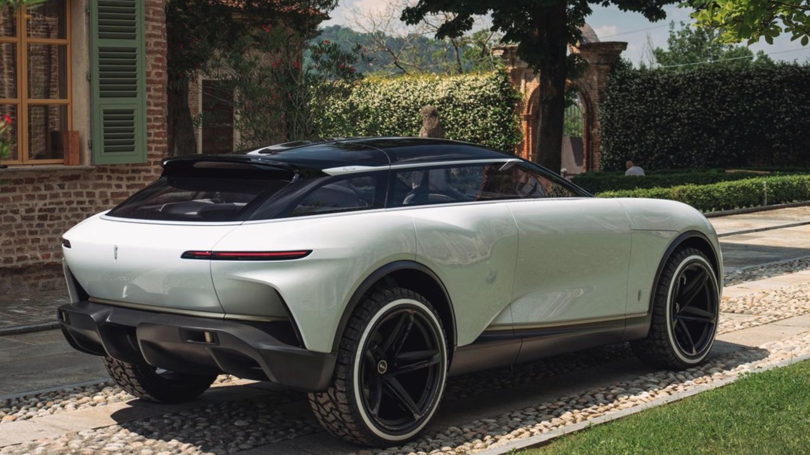 Pininfarina le otorga a este concept-car la posibilidad de poder circular esporádicamente fuera del asfalto.