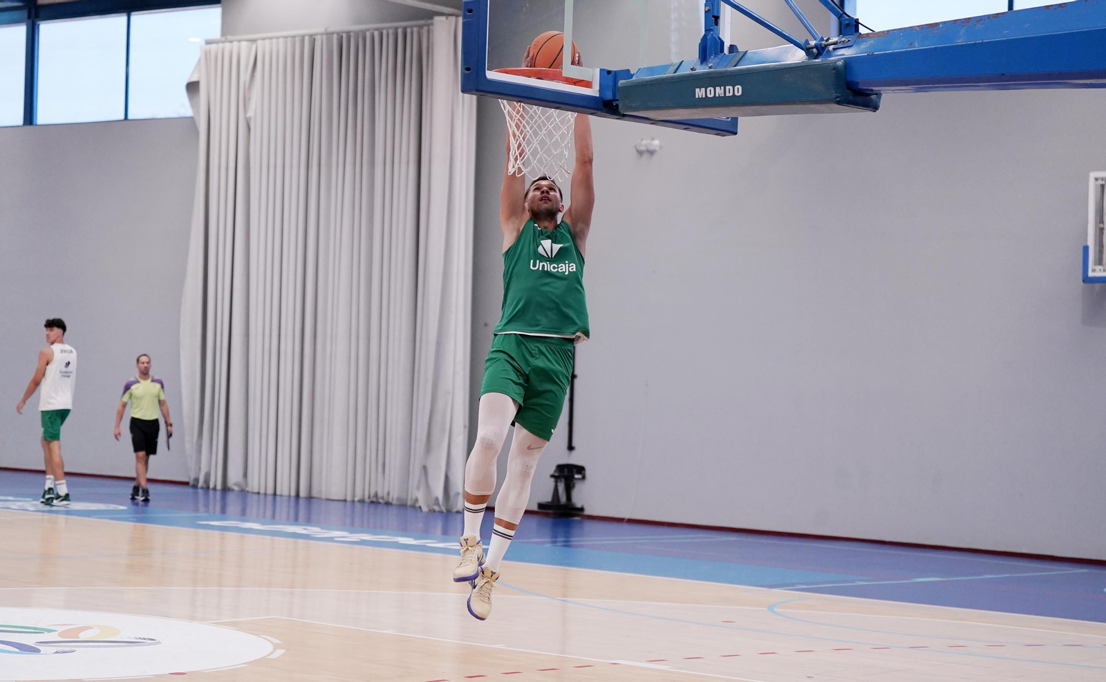 El primer entrenamiento del Unicaja, con Castañeda y Kravish
