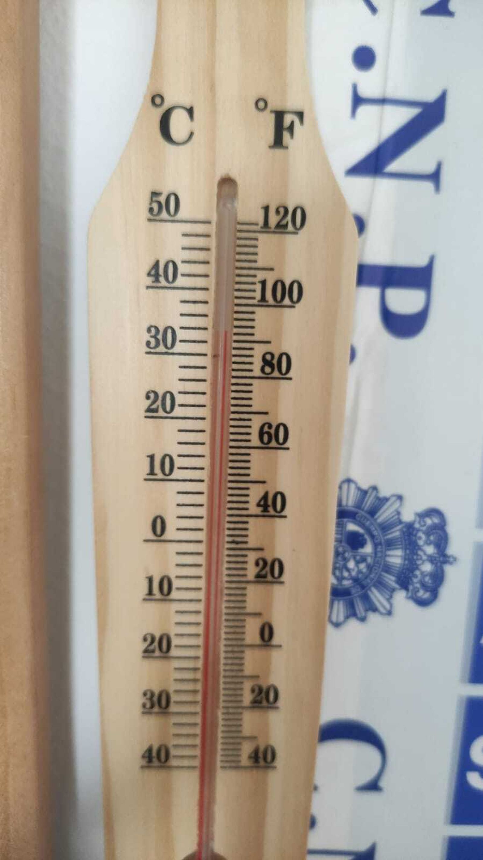 Un termómetro supera los 30 grados.