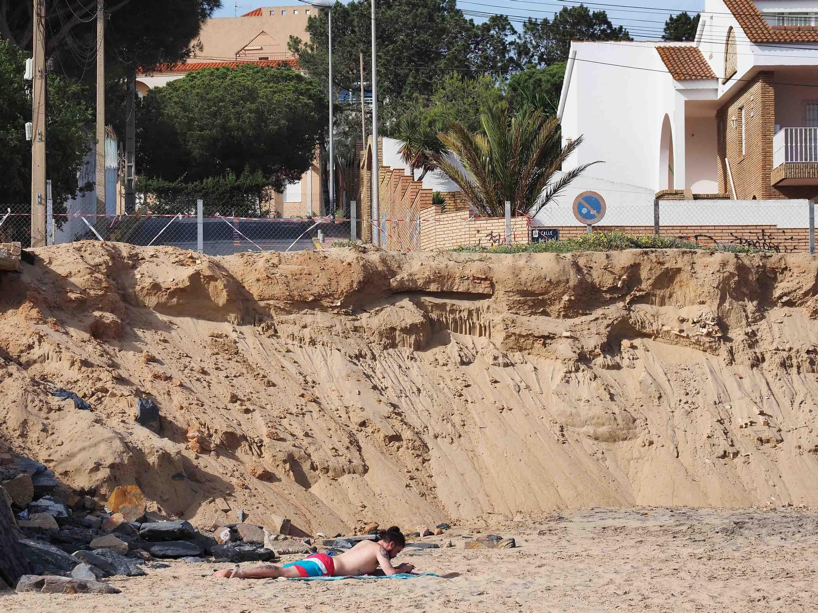 Así están los accesos y la playa de El Portil clausurados por el Ayuntamiento de Punta Umbría para este verano Así están los accesos y la playa de El Portil clausurados por el Ayuntamiento de Punta Umbría para este verano
