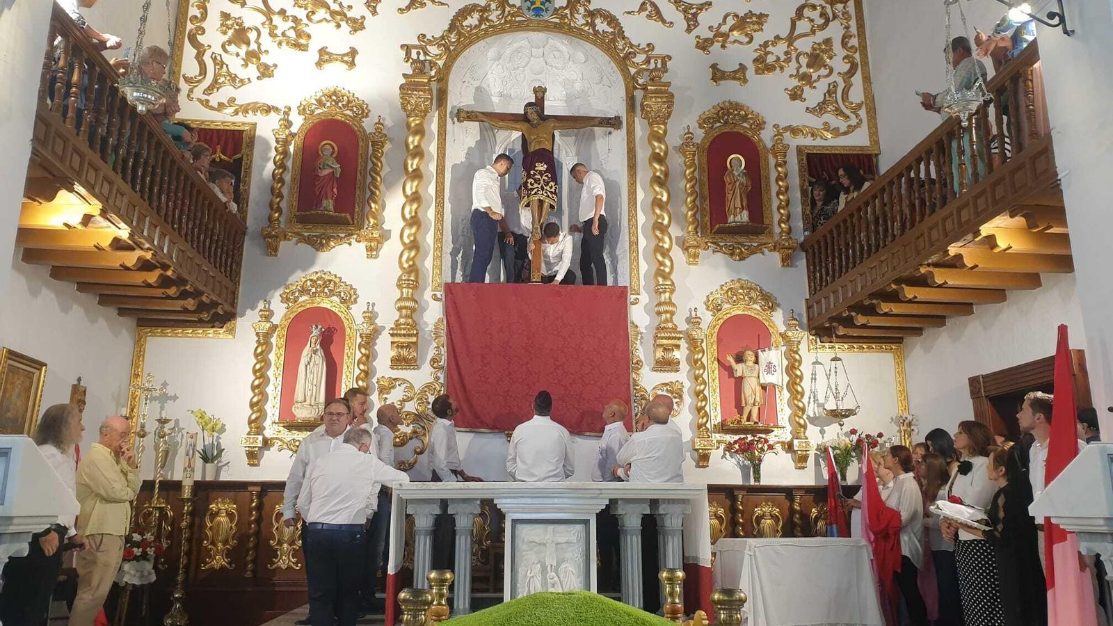 Bajada del Cristo de su camarín. Bajada del Cristo de su camarín.