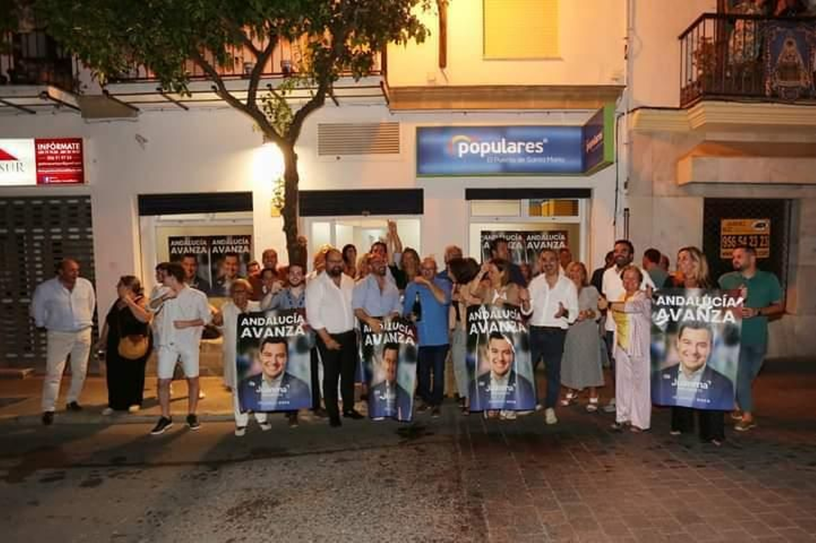 Los populares portuenses, ante su sede de la plaza Isaac Peral. Los populares portuenses, ante su sede de la plaza Isaac Peral.