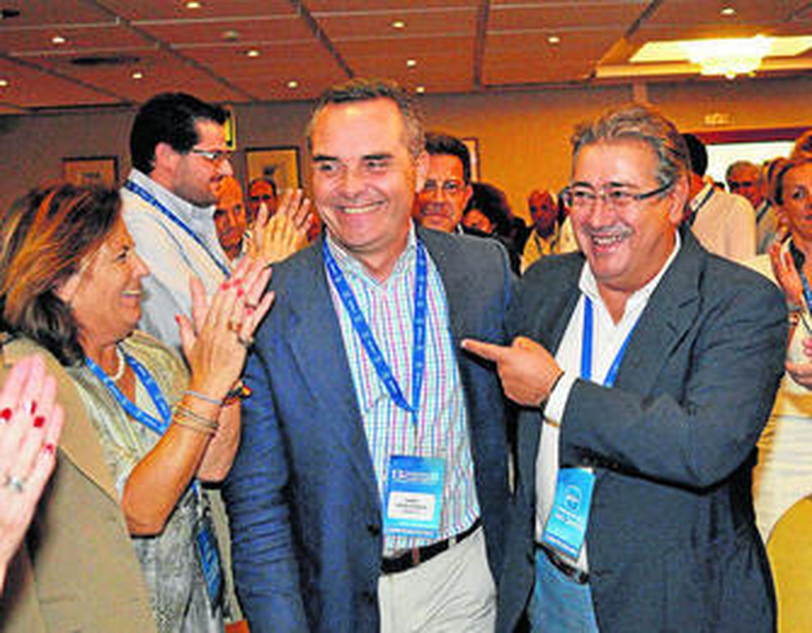 Juan Ignacio Zoido señala a Juan Bueno al entrar en el salón, en medio de grandes aplausos.