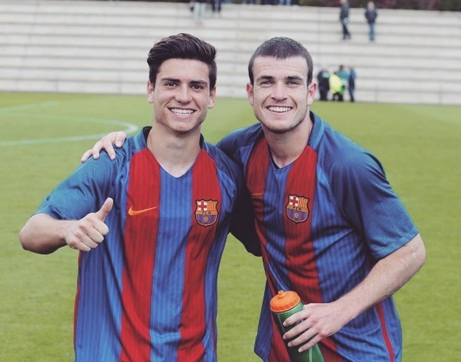 David Alfonso hace un gesto de aprobación junto a un compañero.