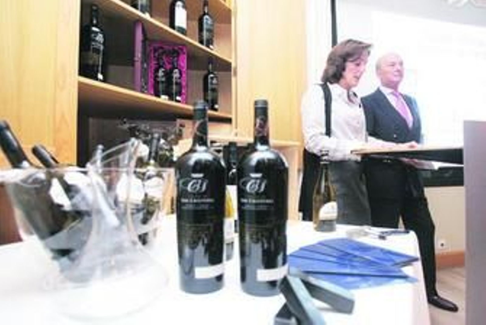 Un momento del acto de presentación de los vinos.
