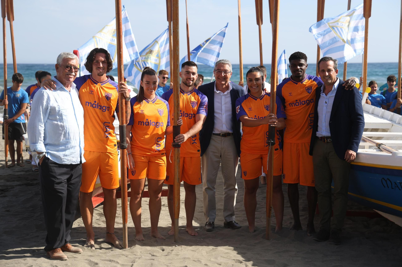 Naranja, azul y el ojo fenicio: la tercera camiseta del Málaga CF 2025/26
