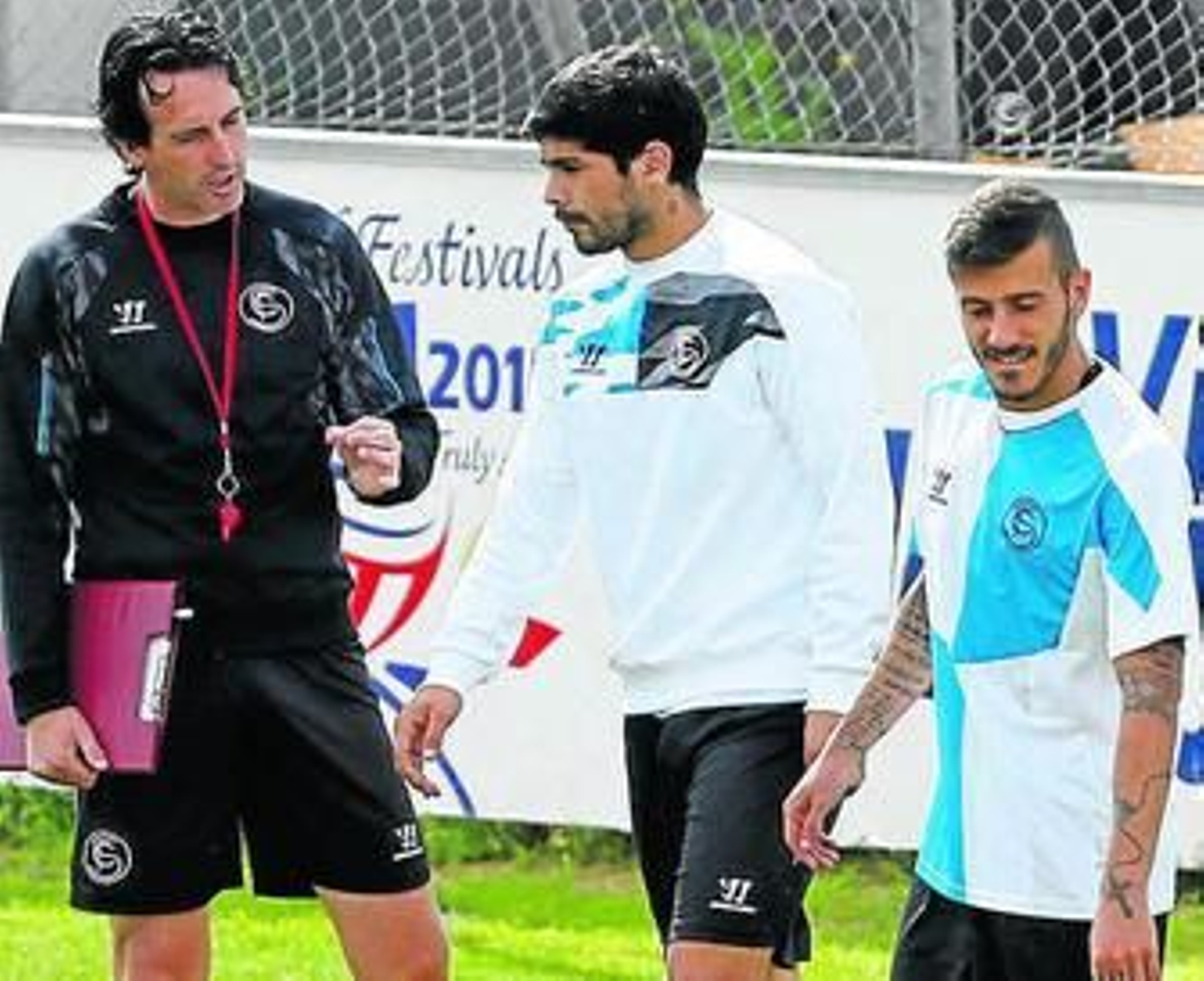 Bacca y Coke aceleran en el entrenamiento de ayer por la mañana en la ciudad deportiva del Sevilla.