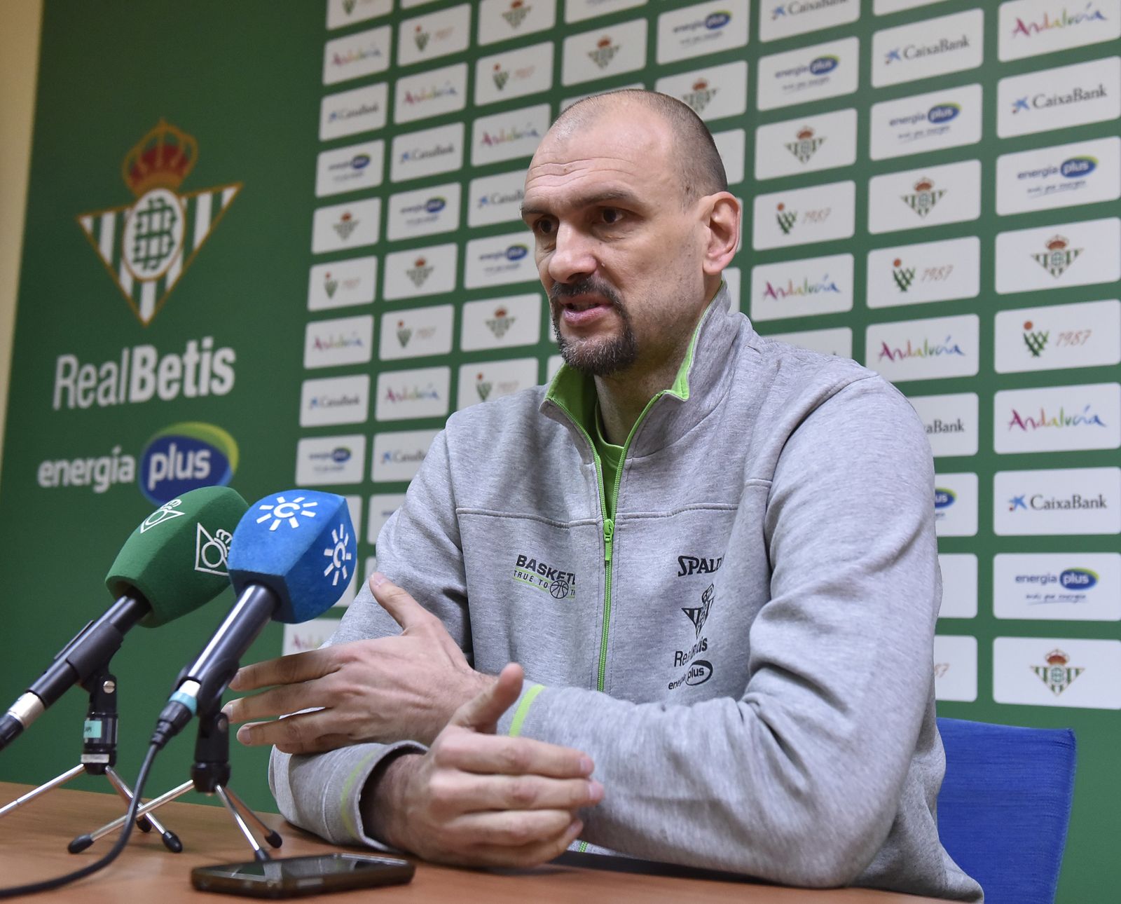 Zan Tabak atiende a los medios de comunicación en sala de prensa.