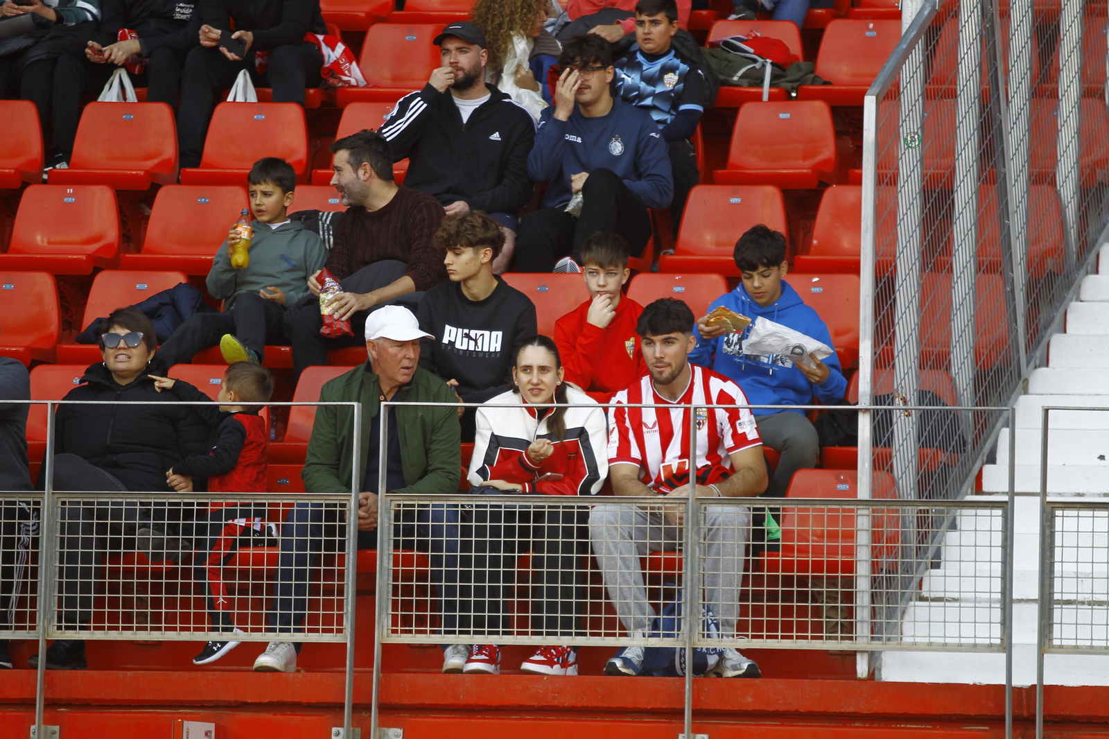 Aficionados del Almería presentes en las gradas para el encuentro contra el Girona.