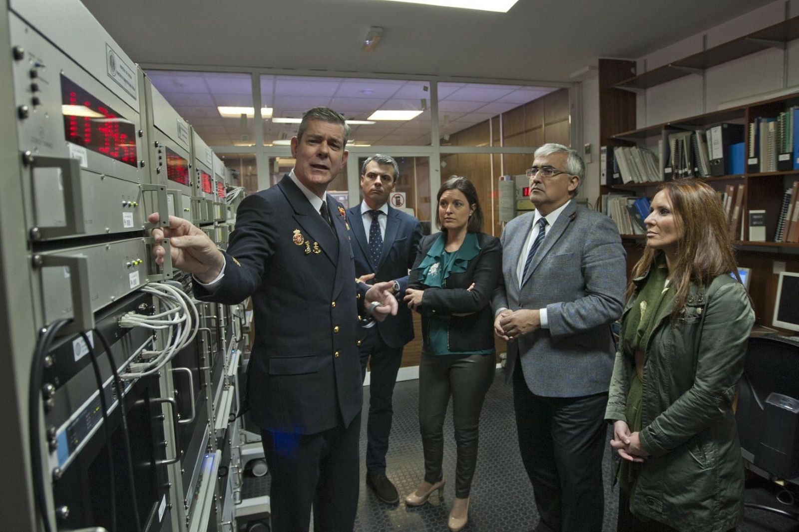 A la izquierda, Francisco José Galindo enseñando las antiguas instalaciones de la sección de hora del Observatorio.