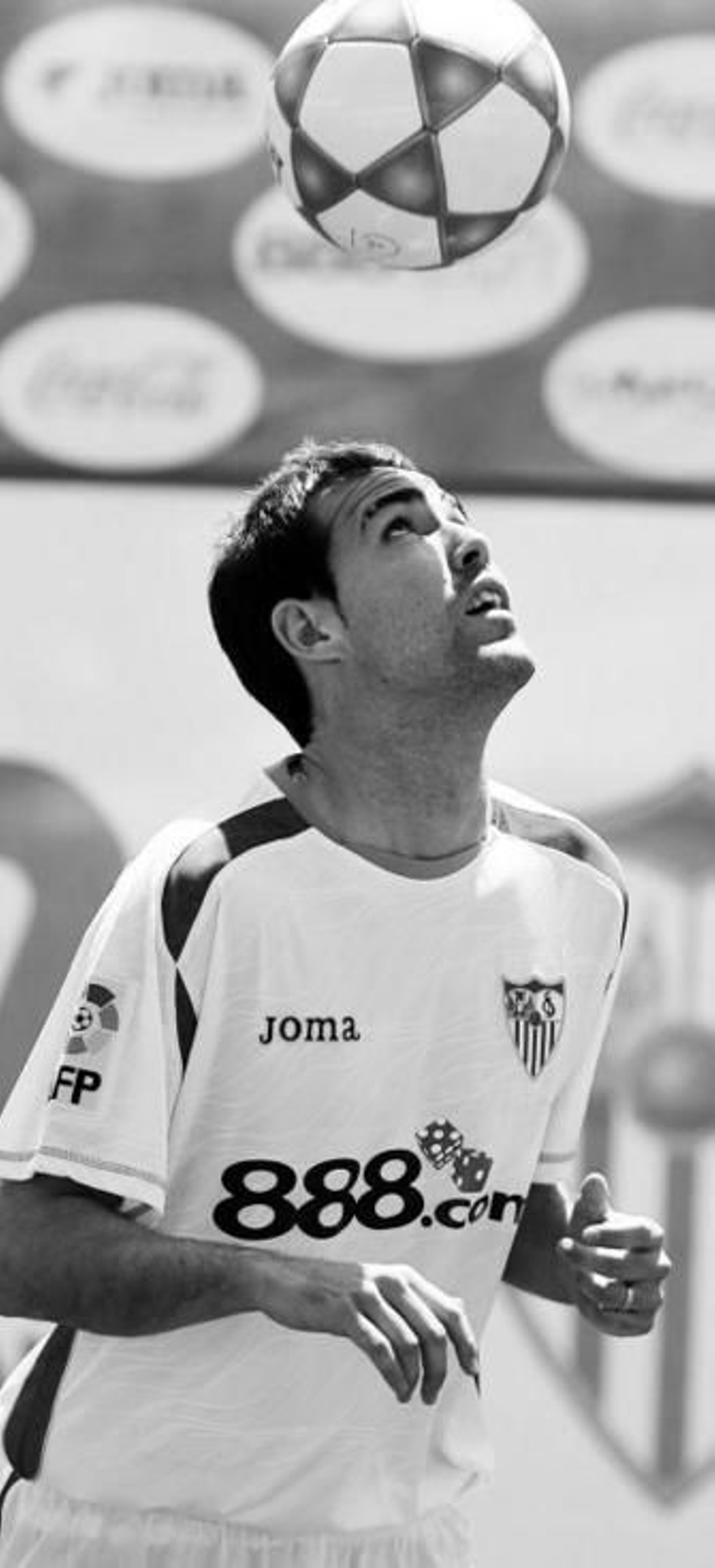 Fernando Navarro pelotea en su presentación.