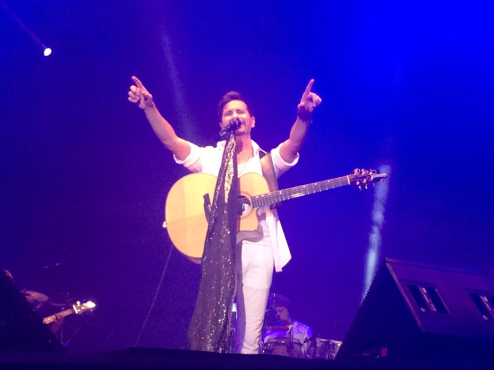 El artista David DeMaría saluda al público en un concierto de 2016.