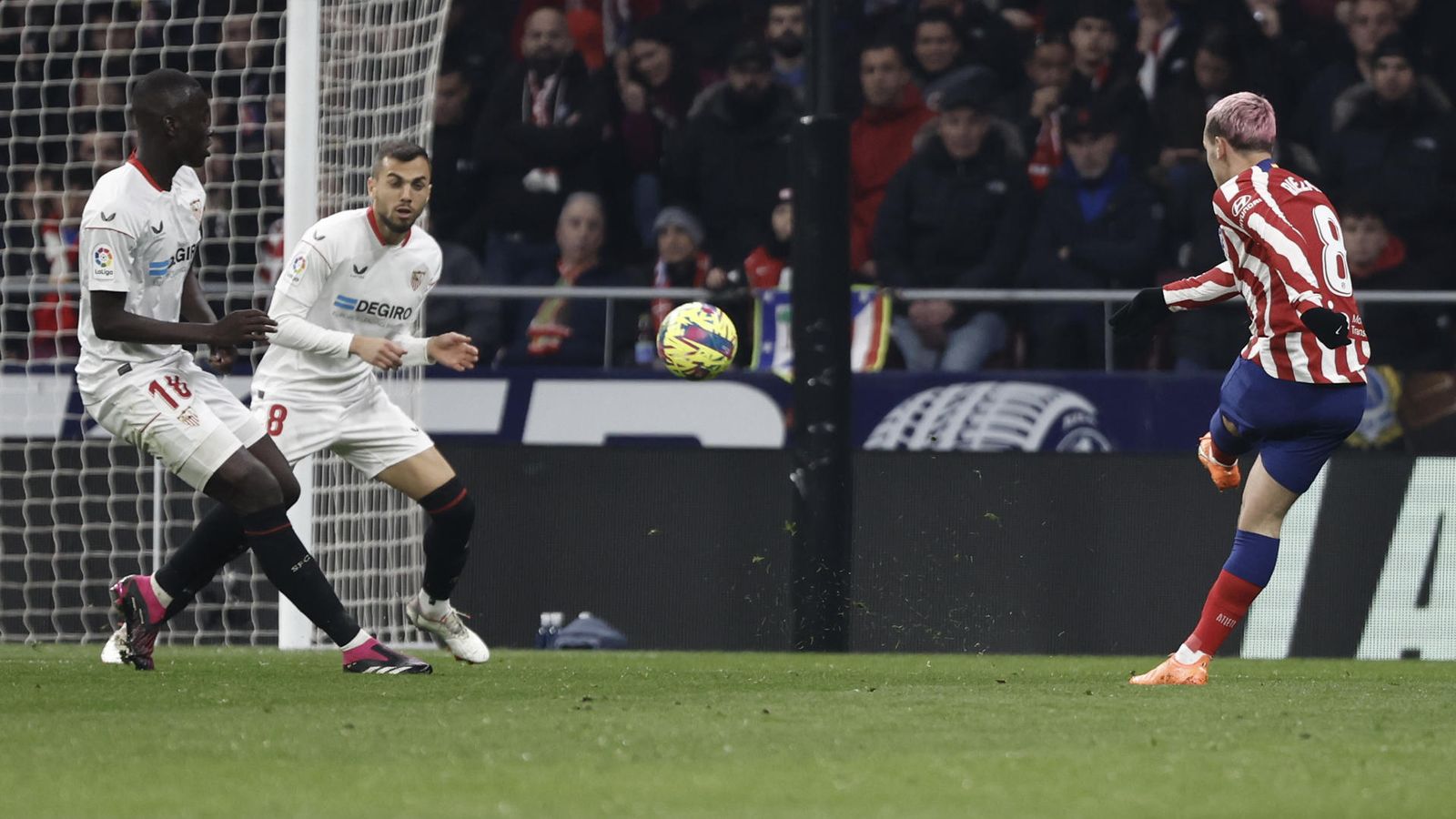 Griezmann remata con comodidad para anotar de manera brillante el 3-1.