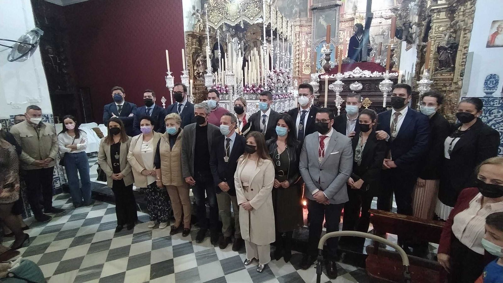 La presidenta de la Diputación realizó este lunes una ofrenda floral a las Tres Caídas, en Arcos.