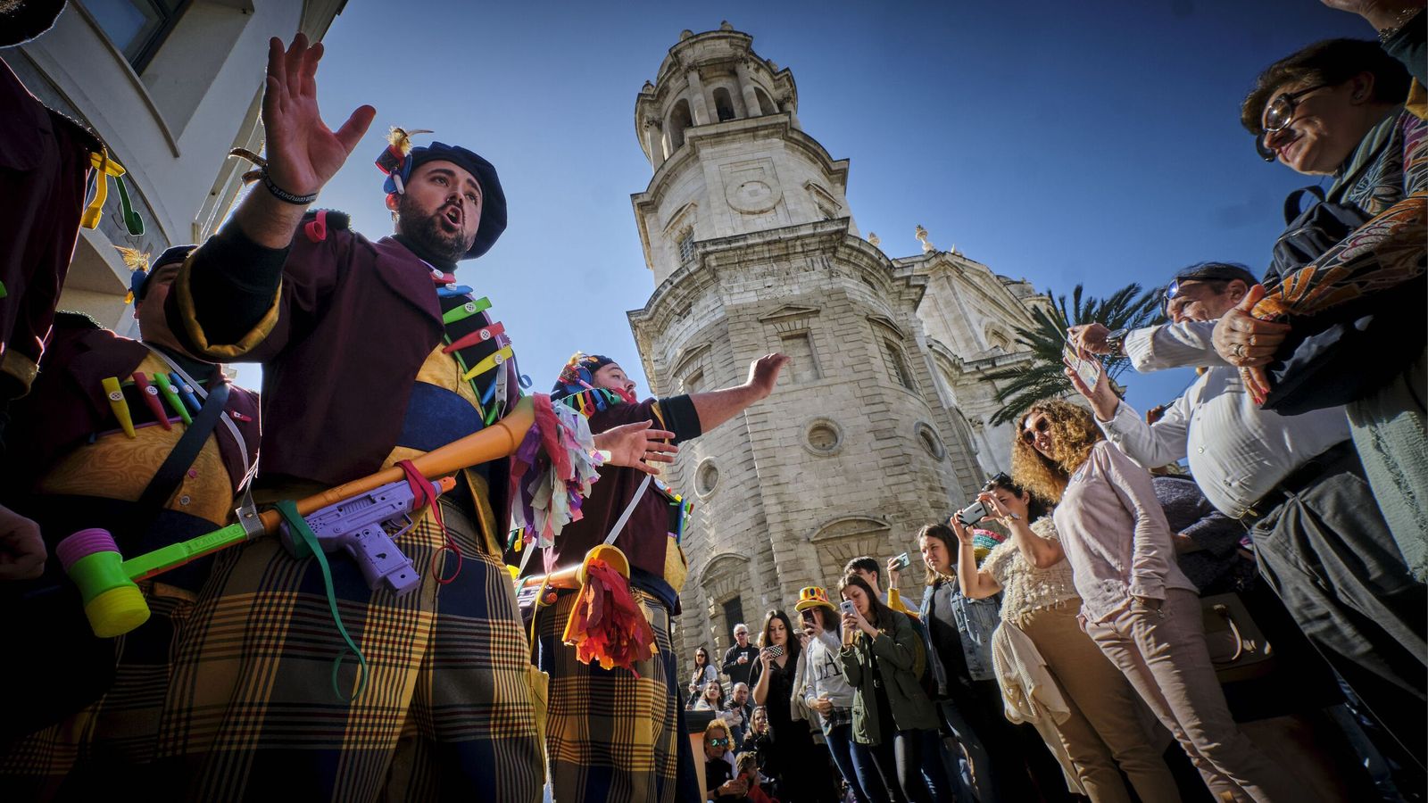 Una agrupación canta en la plaza de la Catedral.