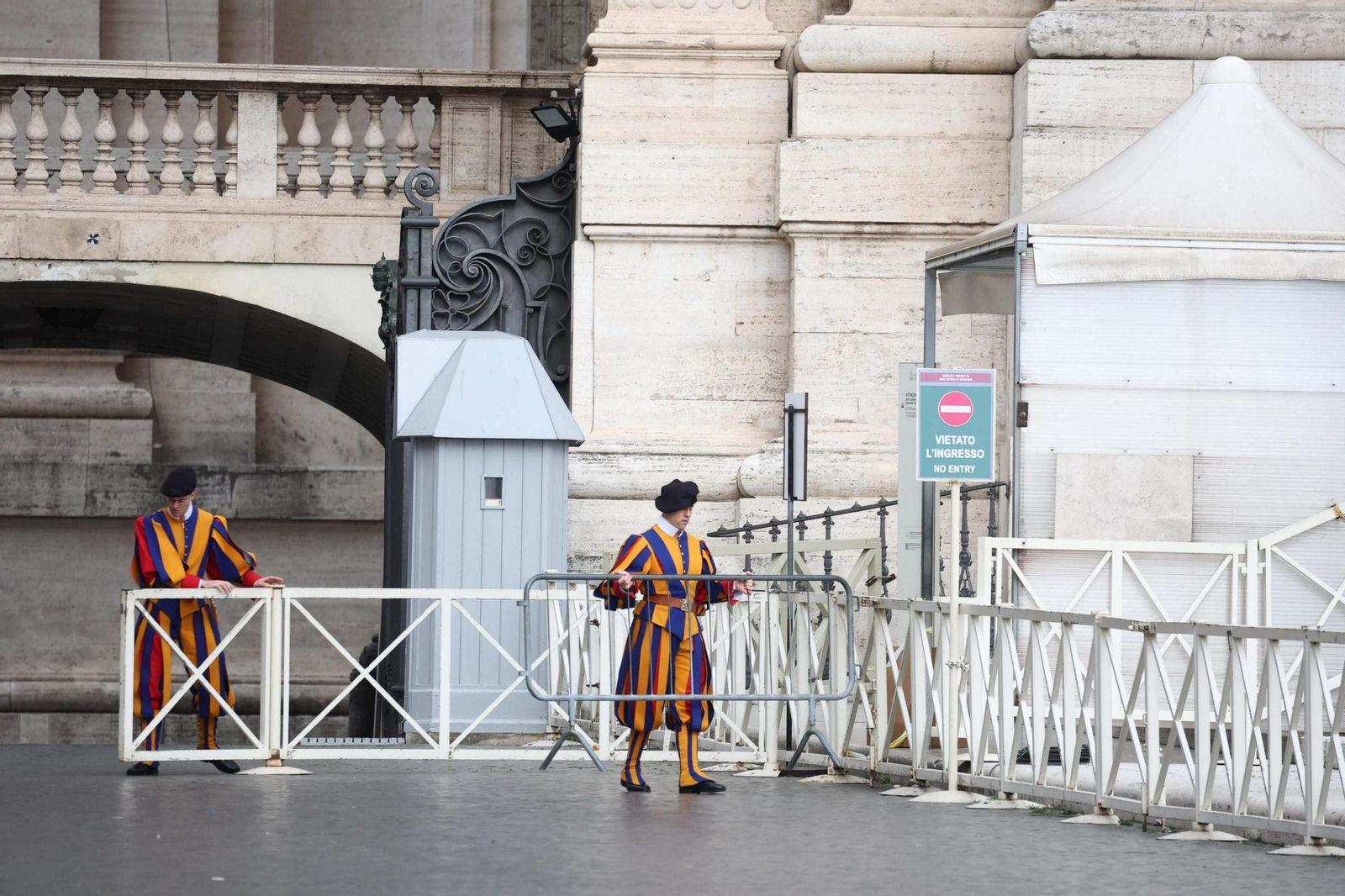 Las imágenes del traslado del féretro del papa Francisco a la Basílica de San Pedro en el Vaticano