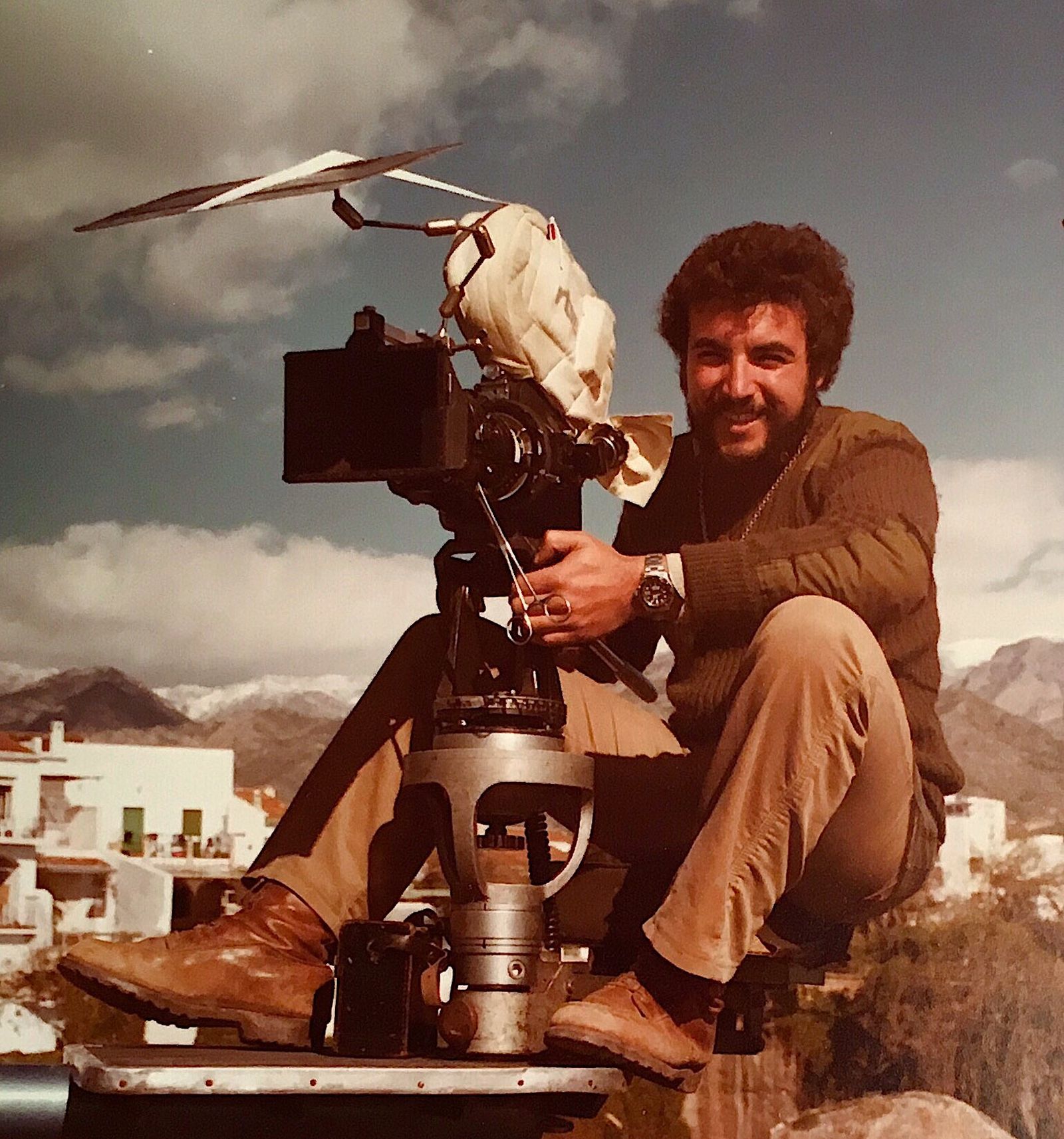 Juan Lebrón posa con una cámara durante un rodaje.